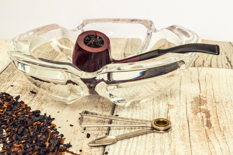 Aschenbecher leeren und reinigen